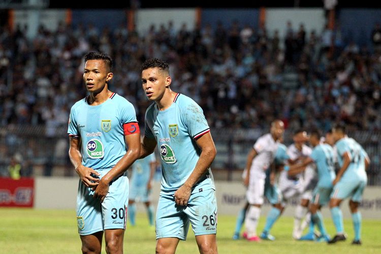 Kapten Persela Lamongan, Eky Taufik (kiri).