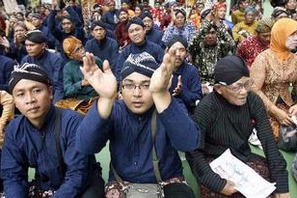 Aksi Warga Bantul di Gedung DPR - Sekitar 1500 warga Bantul, D.I. Yogyakarta yang tergabung dalam Bantul Bangkit mendatangi gedung DPR, Jakarta, Senin (28/4/2008). Mereka yang mengenakan pakaian adat jawa tersebut antara lain meminta pemerintah untuk mempercepat proses pembahasan RUU Keistimewaan DIY. 