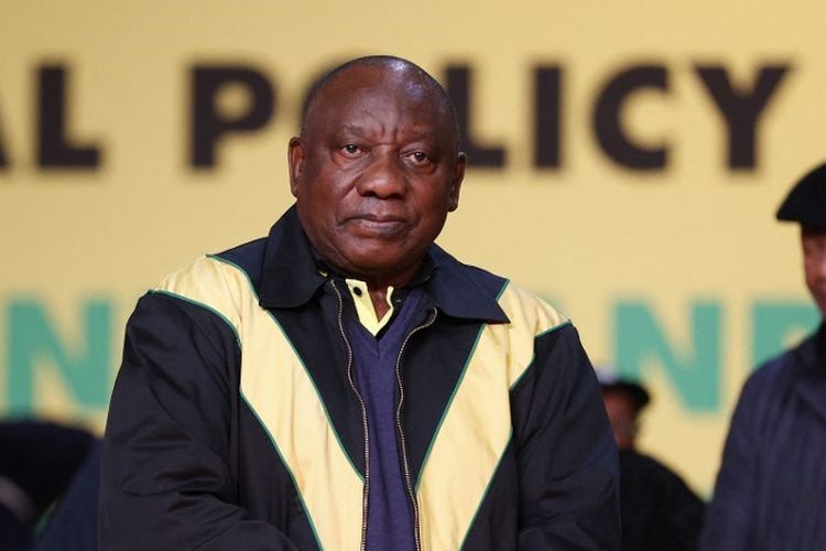 Presiden Afrika Selatan Cyril Ramaphosa bereaksi setelah berbicara kepada anggota Kongres Nasional Afrika (ANC) di Pusat Rekreasi Nasional (Nasrec) di Johannesburg pada 31 Juli 2022 pada hari terakhir Konferensi Kebijakan Nasional partai tersebut.