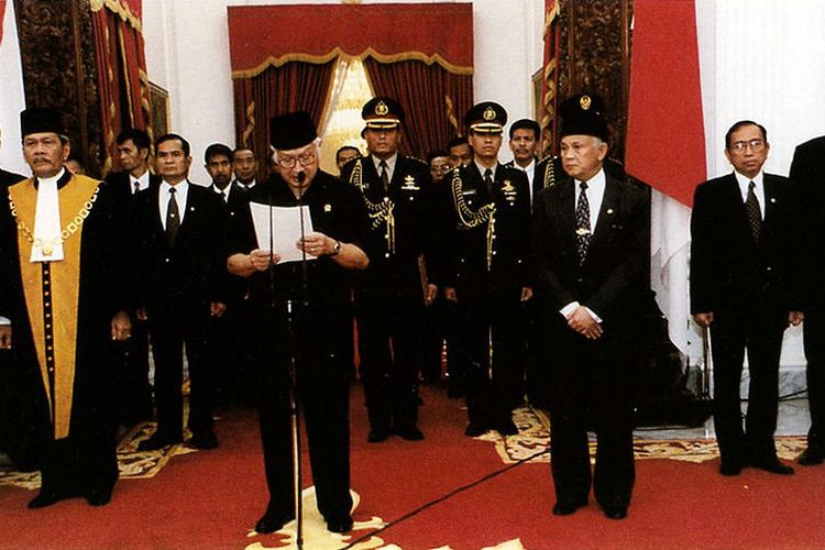 Presiden Soeharto saat mengumumkan pengunduran diri di Istana Merdeka, Jakarta, 21 Mei 1998. 