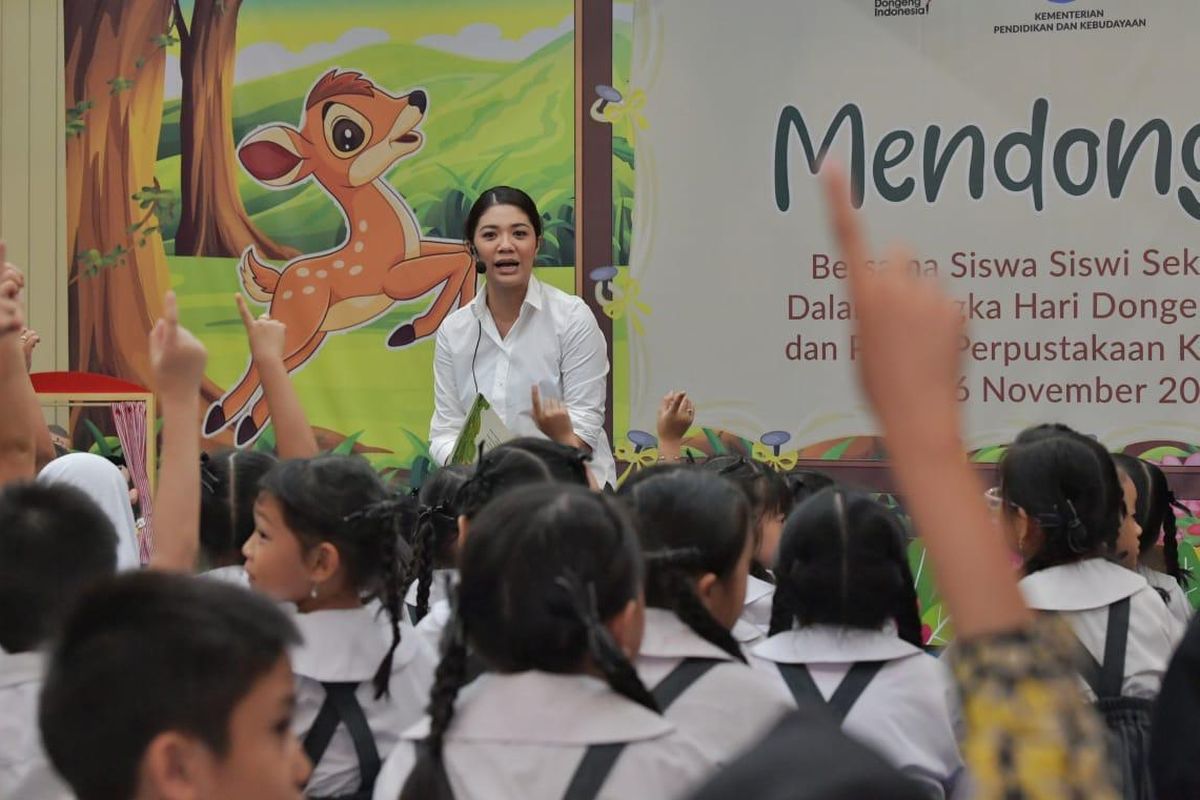 Istri Mendikbud, Franka Nadiem Makarim turut mendongeng tentang kisah Si Kancil di hadapan siswa SD pada acara Hari Mendongeng Nasional di Perpustakaan Kemendikbud, Senayan, Jakarta, Selasa (26/11/2019). 