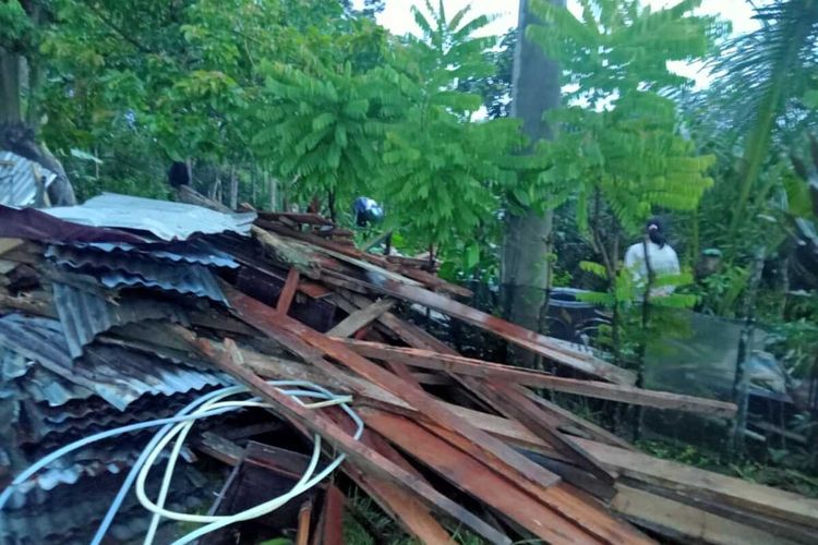 Puing rumah warga yang rusak dihantam puting beliung di Kecamatan Ujung Karang, Kabupaten Bengkulu Tengah, Provinsi Bengkulu, Selasa (20/9/2022).