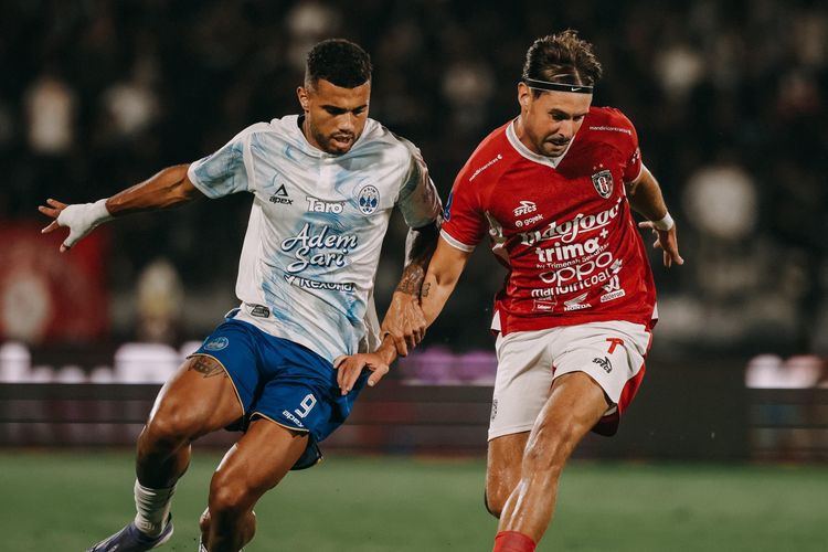 Anton Fase (kiri) saat berduel dengan Thijmen Goppel (kanan) di laga Bali United vs PSIM pada pekan keenam Super League 2025-2026 di Stadion Kapten I Wayan Dipta, Sabtu (20/9/2025).