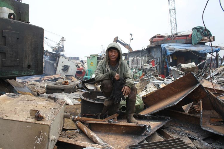 Potret Pekerja pemotong kapal dengan mesin las,Cilincing, Jakarta Utara, Rabu (16/10/2019)