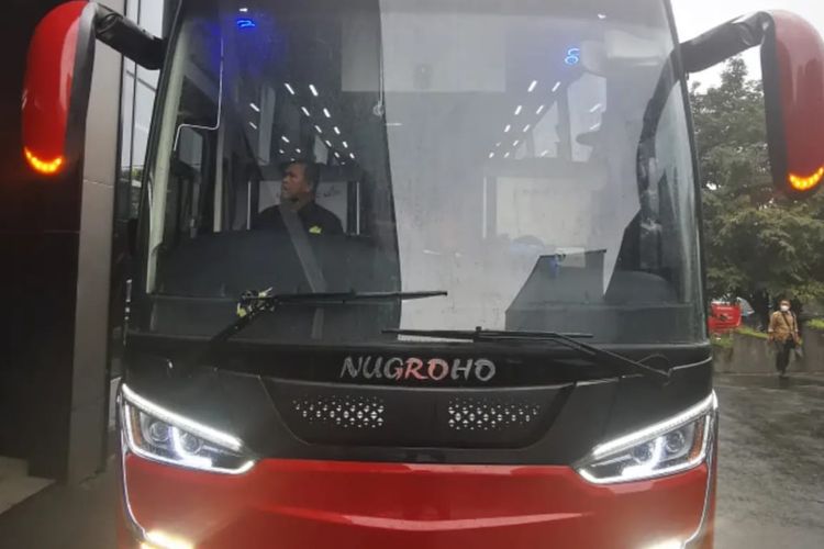 Bus pariwisata PO Nugroho dengan bodi Legacy SR2 Panorama