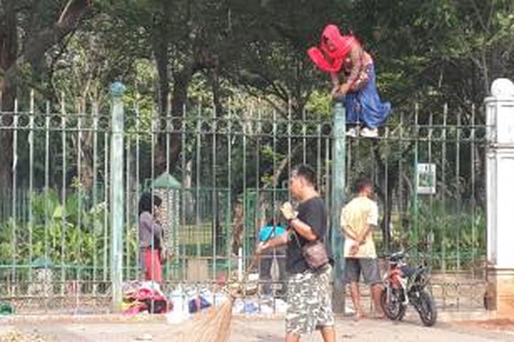 Aksi nekat pedagang kaki lima (PKL) Monumen Nasional (Monas), Jakarta.