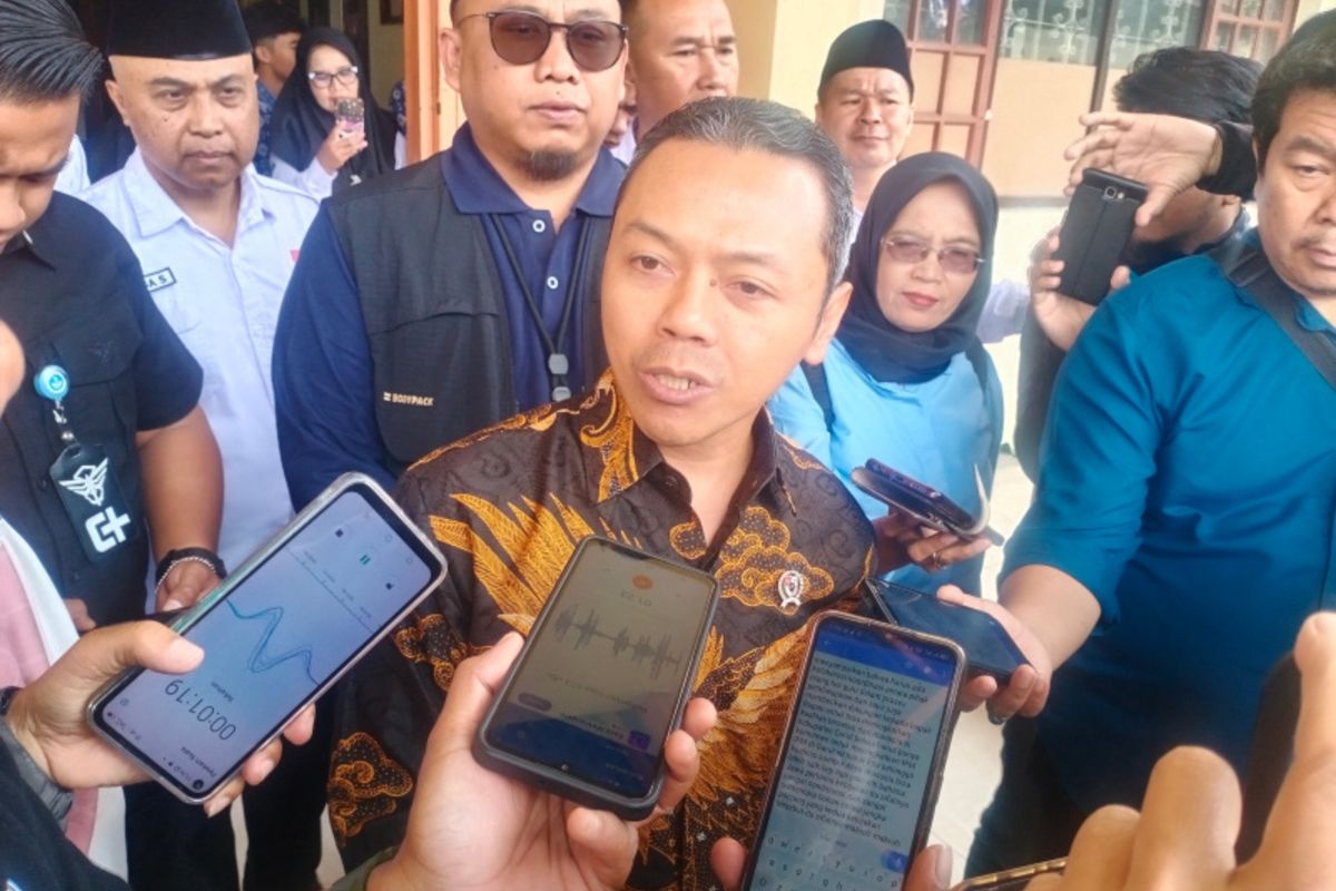 Wakil Menteri Pendidikan Dasar dan Menengah Fajar Riza Ul Haq saat ditemui usai menghadiri MPLS di SMA Al Musadaddiyah Garut, Rabu (16/7/2025)