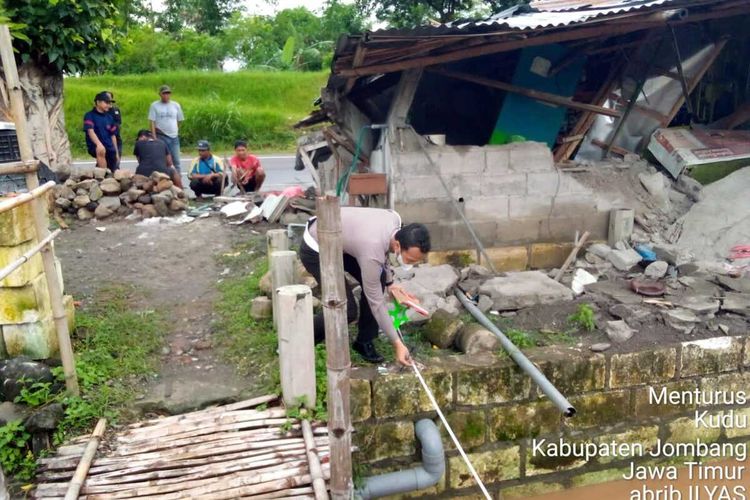 Petugas dari Satlantas Polres Jombang, Jawa Timur, melakukan olah Tempat Kejadian Perkara (TKP) setelah peristiwa kecelakaan yang membuat bangunan warung kopi ambruk, Selasa (21/12/2021).