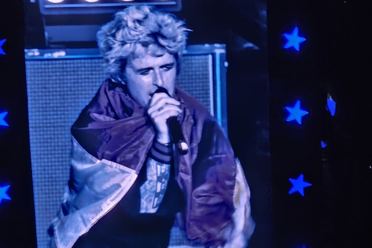 Momen Billie Joe kalungkan dan cium bendera merah putih dalam konser Green Day di Pantai Carnaval Ancol, Jakarta Utara, Sabtu (15/2/2025).