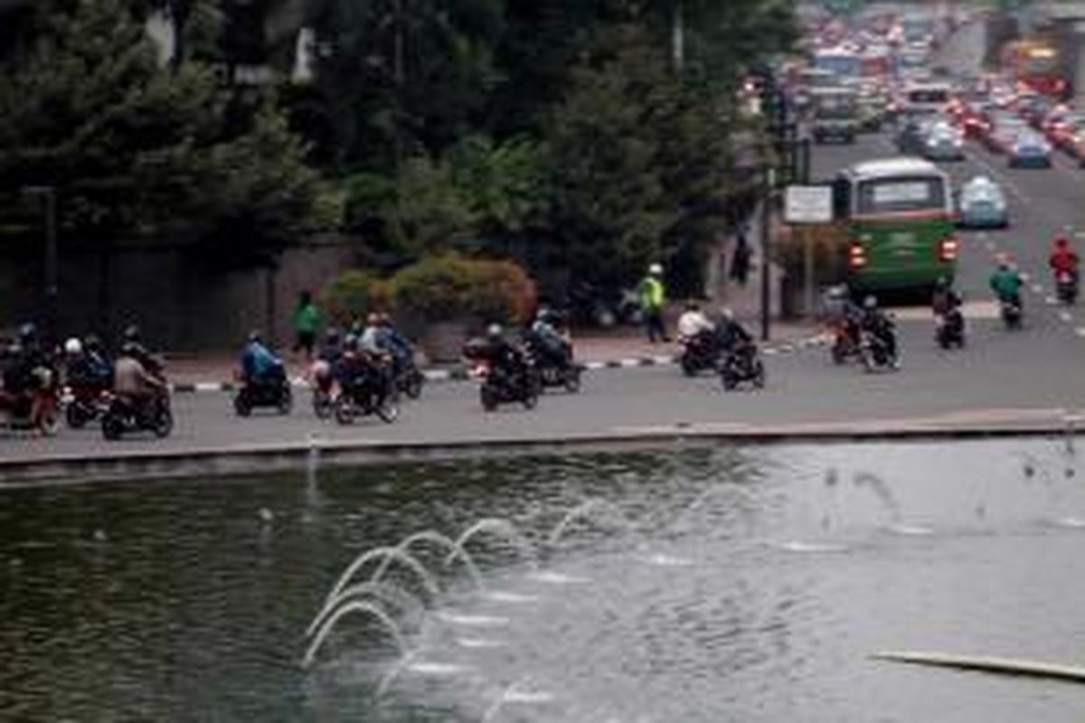 Motor melintas di Jalan MH Thamrin, Jakarta, Selasa (11/11/2014). Selama Desember Pemprov DKI Jakarta akan membatasi kendaraan roda dua melintas Jalan MH Thamrin mulai dari Bundaran Hotel Indonesia sampai Istana Merdeka.