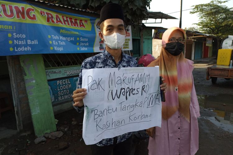 Dua aktivis dari Aliansi Kota Santri Lawan Kekerasan Seksual membentangkan poster, di Jalan Raya Cukir - Jombang, menjelang kedatangan Wakil Presiden Ma’ruf Amin ke Pesantren Tebuireng, Jombang, Jawa Timur, Sabtu (4/6/2022). Lokasi aksi berada di sebelah selatan dari Pesantren Tebuireng.