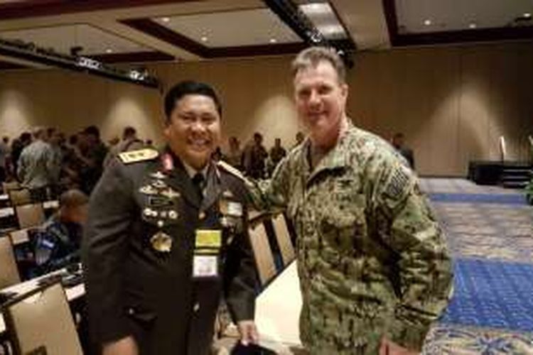 Deputi BNPT Bidang Kerja Sama Internasional Irjen DR Petrus R Golose dan Rear Admiral Colin J. Kilrain, Commander Special Operations Command Pac ific (SOCPAC) dalam Konferensi Komando Operasi Khusus se-Dunia di Tampa, Florida, Amerika Serikat. 