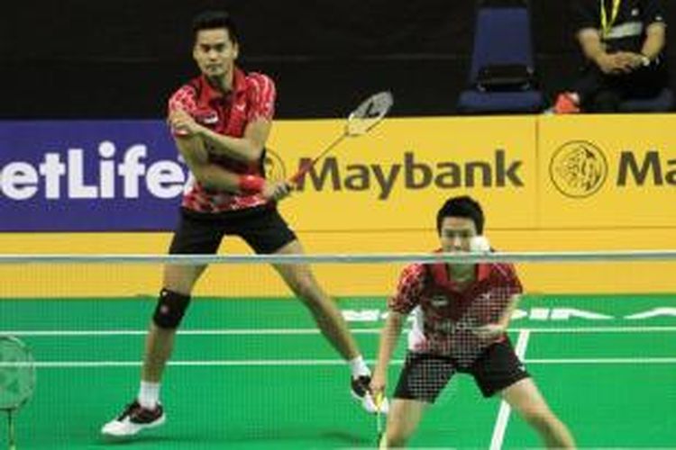 Pasangan ganda campuran Indonesia, Tontowi Ahmad/Liliyana Natsir, mengembalikan kok ke arah ganda Jepang, Keigo Sonoda/Naoko Fukuman, pada babak kedua Malaysia Terbuka di Putra Stadium, Bukit Jalil, Kamis (2/4/2015). Tontowi/Liliyana menang 21-18, 21-11.