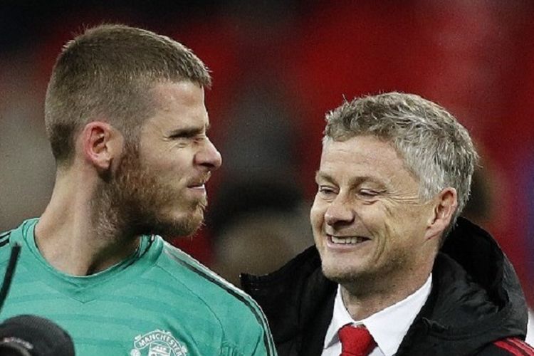 David De Gea dan Ole Gunnar Solskjaer tampak sedang bercanda seusai laga Tottenham Hotspur vs Manchester United di Stadion Wembley dalam lanjutan Liga Inggris, 13 Januari 2019. 