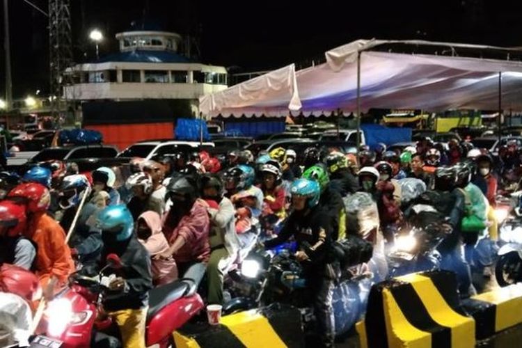 Pemudik yang menggunakan sepeda motor mulai memadati Pelabuhan Merak, Banten, (28/4/2022).