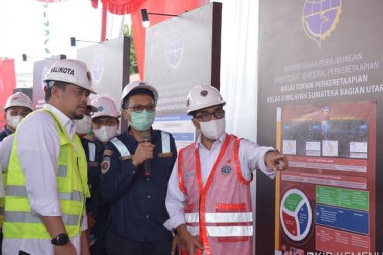 Menteri Perhubungan, Budi Karya Sumadi saat meninjau proyek pembangunan jalur kereta api (KA) layang Medan-Binjai Tahap II, Sabtu (24/9/2022). Ia didampingi juga oleh Walikota Medan, Bobby Nasution.