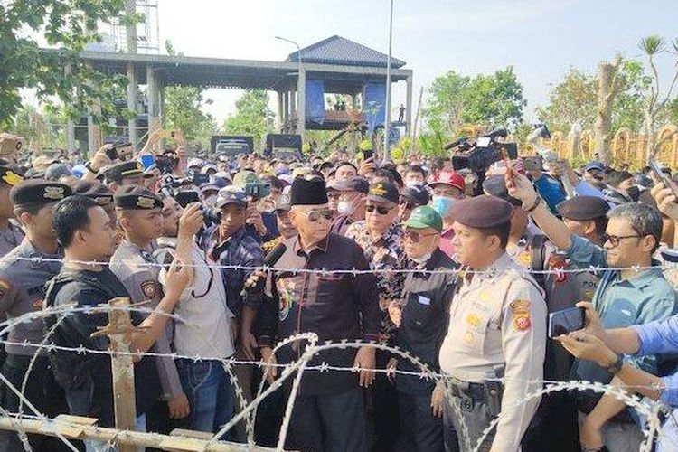 Massa dari pihak Ponpes Al Zaytun saat menunggu pendemo datang, Kamis (15/6/2023). 

