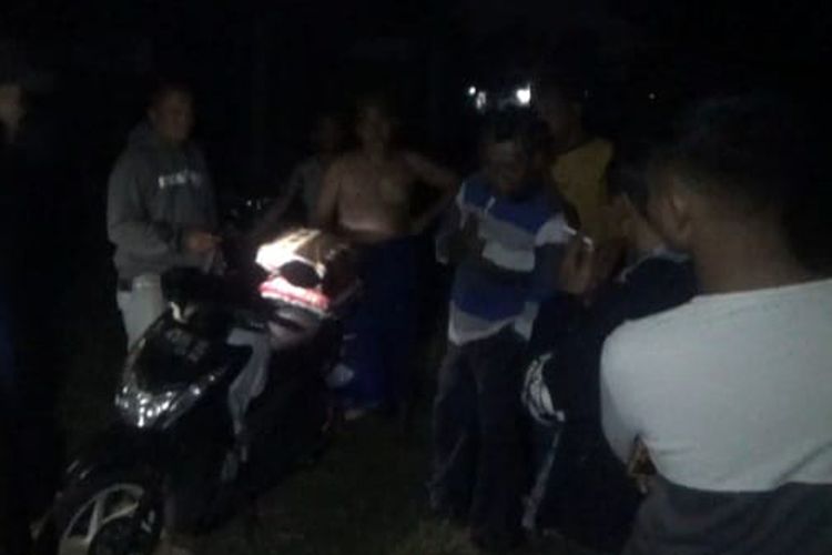 Motor milik Rif’an (39), warga Kauman, Kecamatan Mojoagung, Kabupaten Jombang, Jawa Timur, yang hilang pada Minggu (30/6/2024) malam, ditemukan warga di dekat kompleks makam, Senin (1/7/2024) malam.