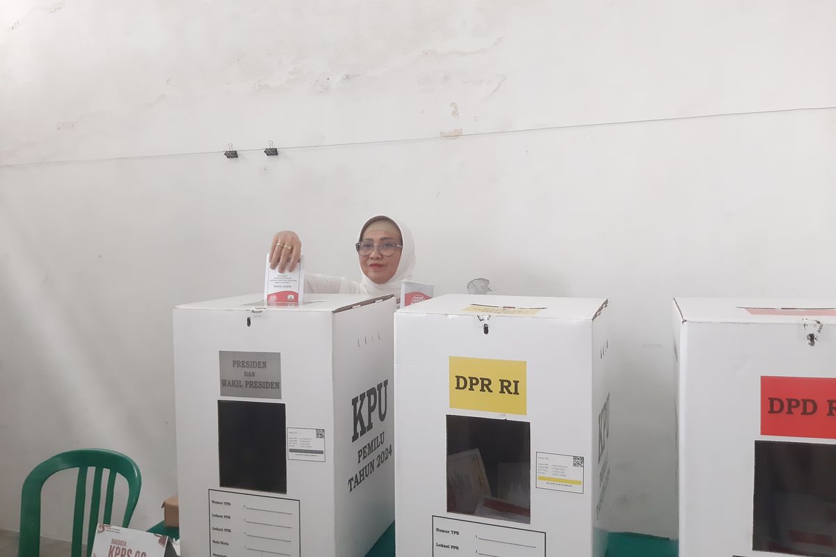 Penjabat (Pj) Bupati Lumajang Indah Wahyuni usai menggunakan hak suara, Rabu (14/2/2024)