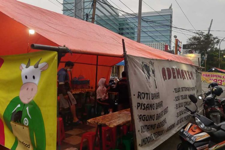 Kondisi Warung Ademayem di Semarang tetap ramai pengunjung meski sempat viral di TikTok karena harga mie dianggap tidak normal, Selasa (7/2/2023).