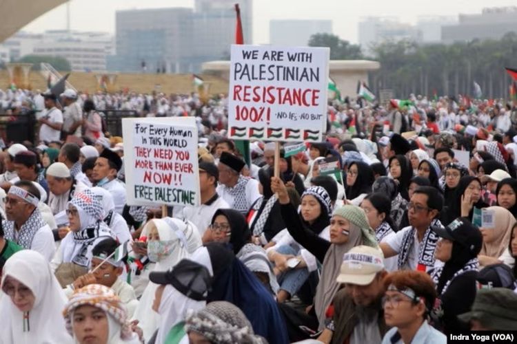 Ratusan ribu orang memadati lapangan silang Monumen Nasional (Monas), Jakarta, dalam aksi Bela Palestina di tengah berlanjutnya perang Israel dan kelompok Hamas Palestina, Minggu, 5 November 2023.