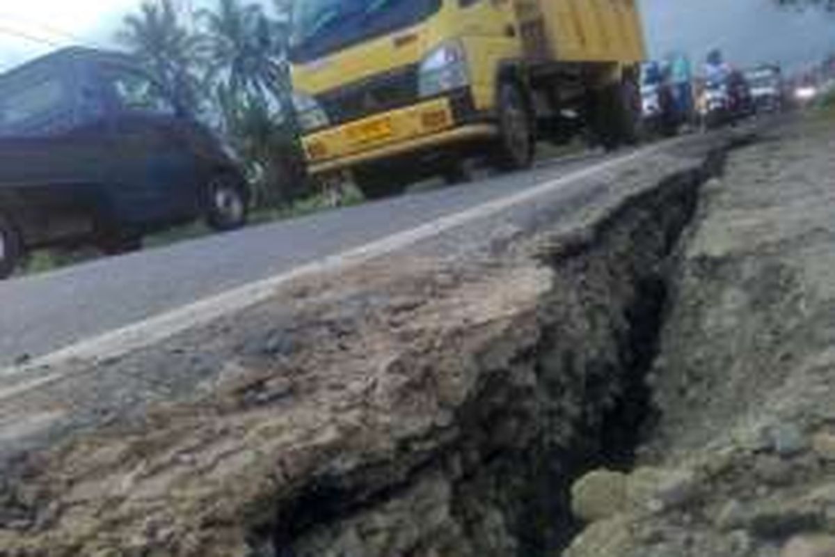 Gempa yang bermagnitudo 6,5 mengakibatkan sejumlah ruas jalan lintas nasional Medan-Banda Aceh terbelah. 