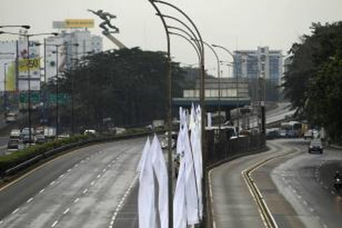 Patung Dirgantara atau yang lebih dikenal sebagai Patung Pancoran, di kawasan Pancoran, Jakarta Selatan, Kamis (5/5/2011). 