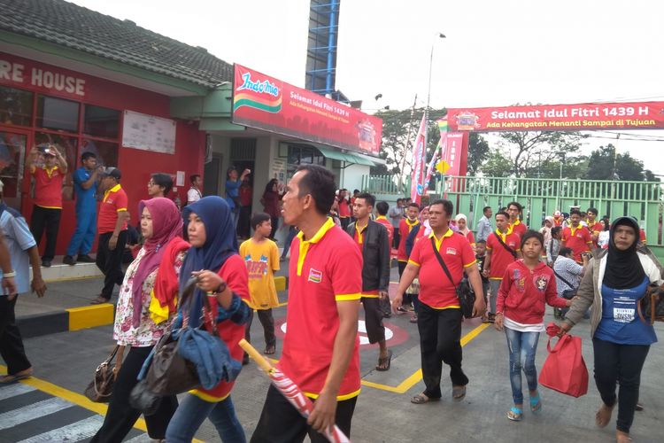 Para pengusaha Warung Indomie saat pelepasan mudik di Pabrik Indofood Tangerang, Senin (11/6/2018).