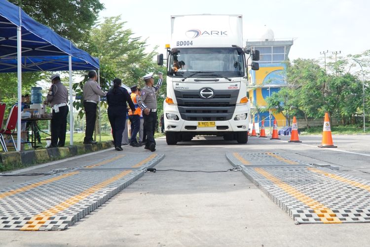 Jasa Marga menggelar sosialisasi bahaya kendaraan Over Dimension & Over Loading (ODOL) di Rest Area KM 88 Tol Cipularang pada Selasa (17/6/2025).