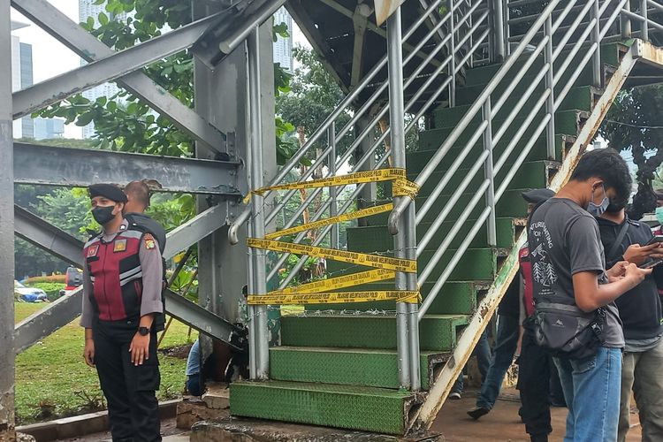 Jembatan Penyebrangan Orang (JPO) Patung Kuda Arjuna Wiwaha ditutup kawat berduri jelang Aksi demonstrasi, Kamis (21/4/2022).
