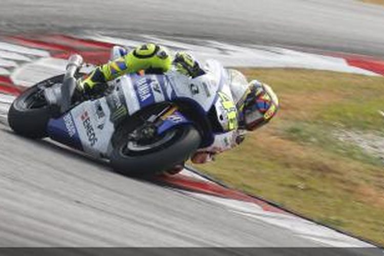 Pebalap Yamaha Factory Racing asal Italia Valentino Rossi memacu motornya pada hari ketiga uji coba pramusim MotoGP 2014 di Sirkuit Sepang, Malaysia, Jumat (28/2/2014).