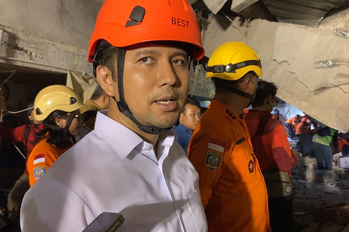 Wakil Gubernur Jawa Timur (Jatim) Emil Elestianto Dardak meninjau langsung proses evakuasi ambruknya bangunan tiga lain di Pondok Pesantren (Ponpes) Al-Khoziny, Sidoarjo, Jawa Timur, Senin (29/9/2025)