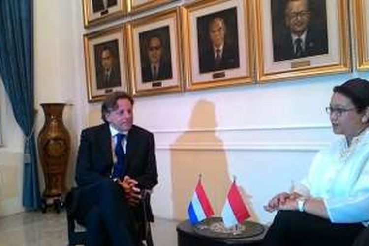 Menteri Luar Negeri Retno Marsudi (kanan) saat melakukan pertemuan bilateral dengan Menteri Luar Negeri Belanda Bert Koenders di Kantor Kementerian Luar Negeri, Kamis (24/3/2016).