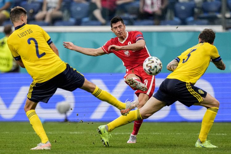 Penyerang Timnas Polandia Robert Lewandowski melepas tembakan yang berujung ke gol pertama negaranya pada laga Grup E Euro 2020 antara Timnas Swedia dan Timnas Polandia di Stadion St Petersburg, Saint Petersburg, pada Rabu (23/6/2021).