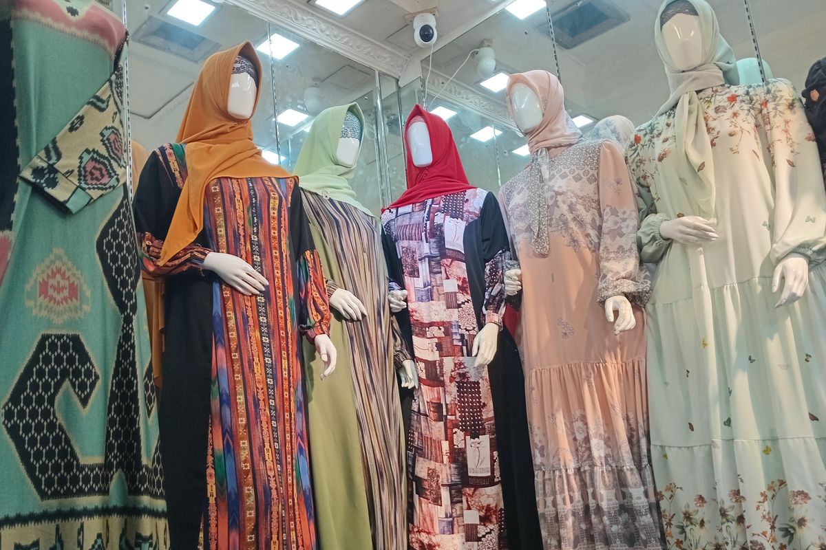 Baju gamis dengan model plisket dan abaya jadi incaran para pengunjung di Blok B Pasar Tanah Abang, Jakarta Pusat, Kamis (4/4/2024).