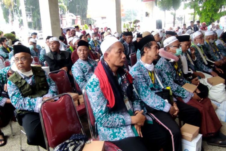 Sebanyak 107 jemaah haji asal Kota Blitar, Jawa Timur, tiba di Kantor Wali Kota Blitar untuk upacara penyambutan kedatang jemaah haji yang berangkat dalam kloter ke-8 tersebut, Jumat (7/7/2023)