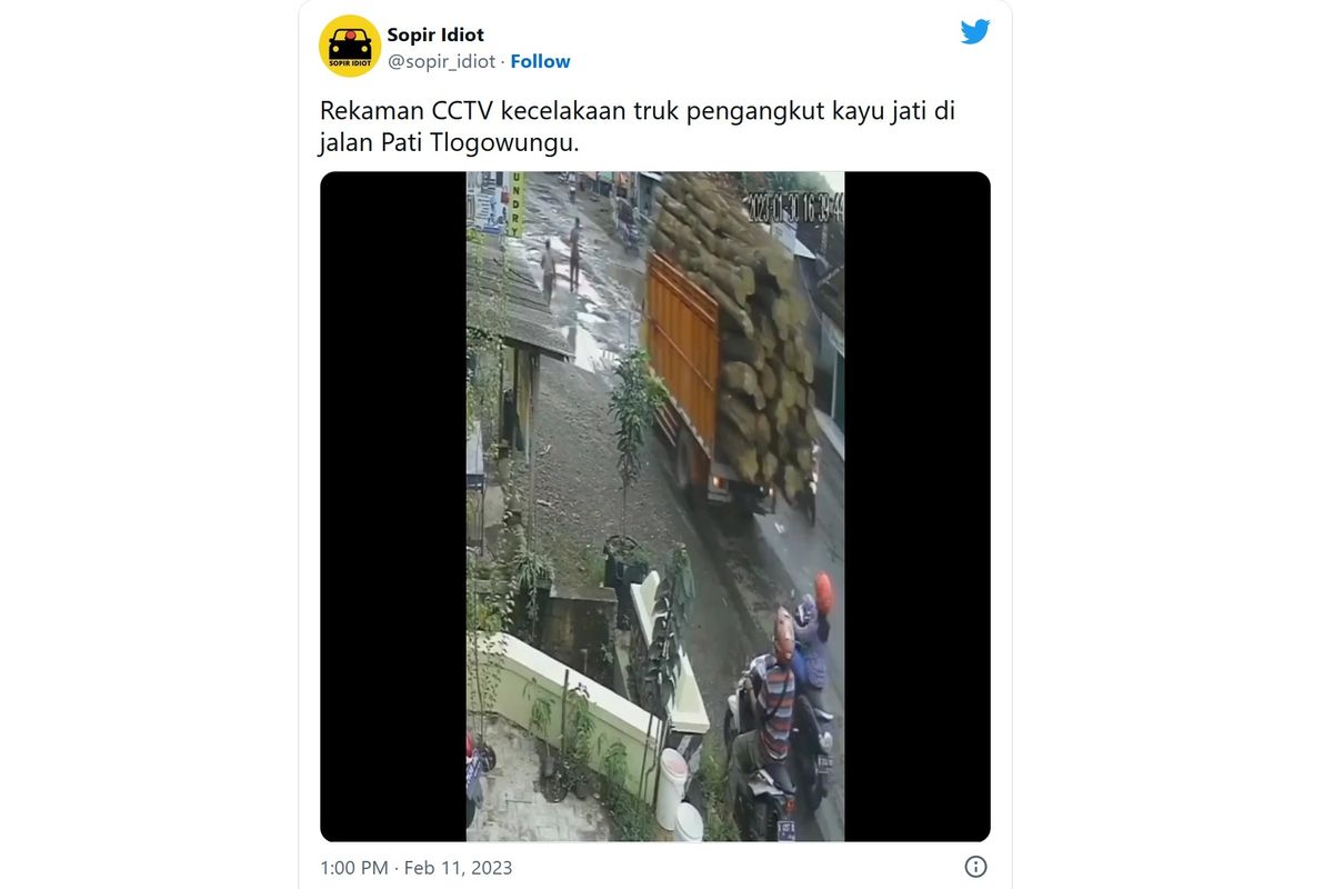 Truk kelebihan muatan atau Over Dimension Over Load (ODOL) terbalik di  Tlogowungu, Pati, Jawa Tengah. 