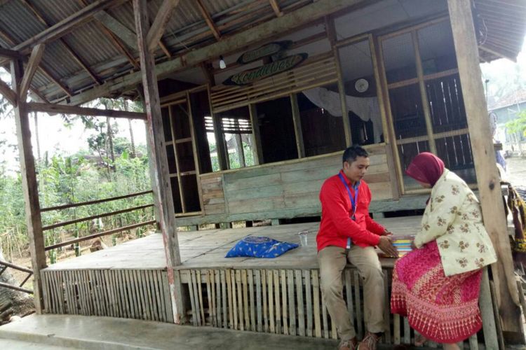 Penyerahan bantuan Al-quran di Mushola Kendil Wesi, Desa Barurejo, Kecamatan Siliragung Banyuwangi.