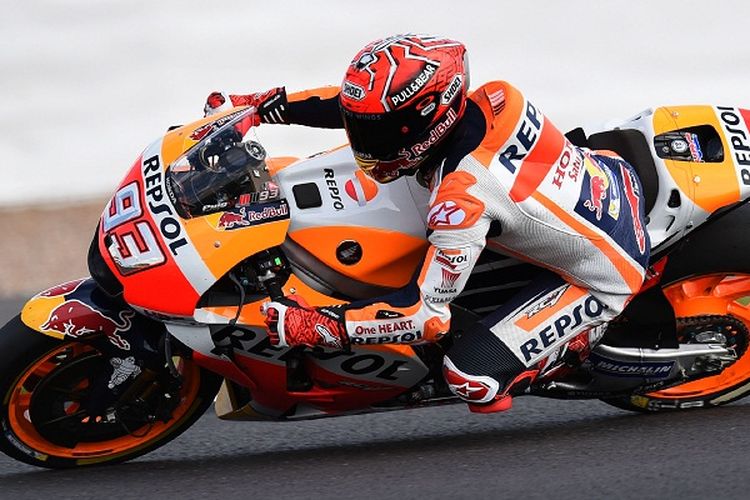 Pebalap Repsol Honda Team, Marc Marquez, memacu motornya dalam sesi kualifikasi kedua GP Inggris di Sirkuit Silverstone, Sabtu (26/8/2017).