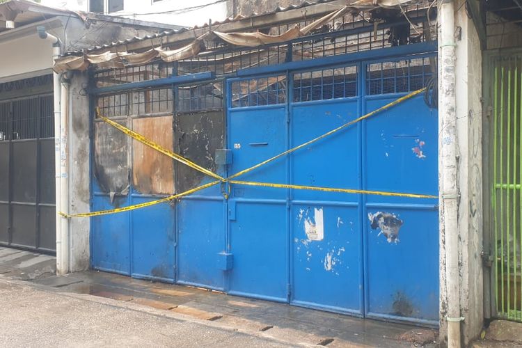 Gerbang toko agen sembako yang terbakar di Jalan Angkasa Dalam 2 No 54 A, RT 011/RW 03, Kemayoran, Jakarta Pusat, telah ditutup dan diberi garis polisi, Senin (2/10/2023). (KOMPAS.com/XENA OLIVIA)