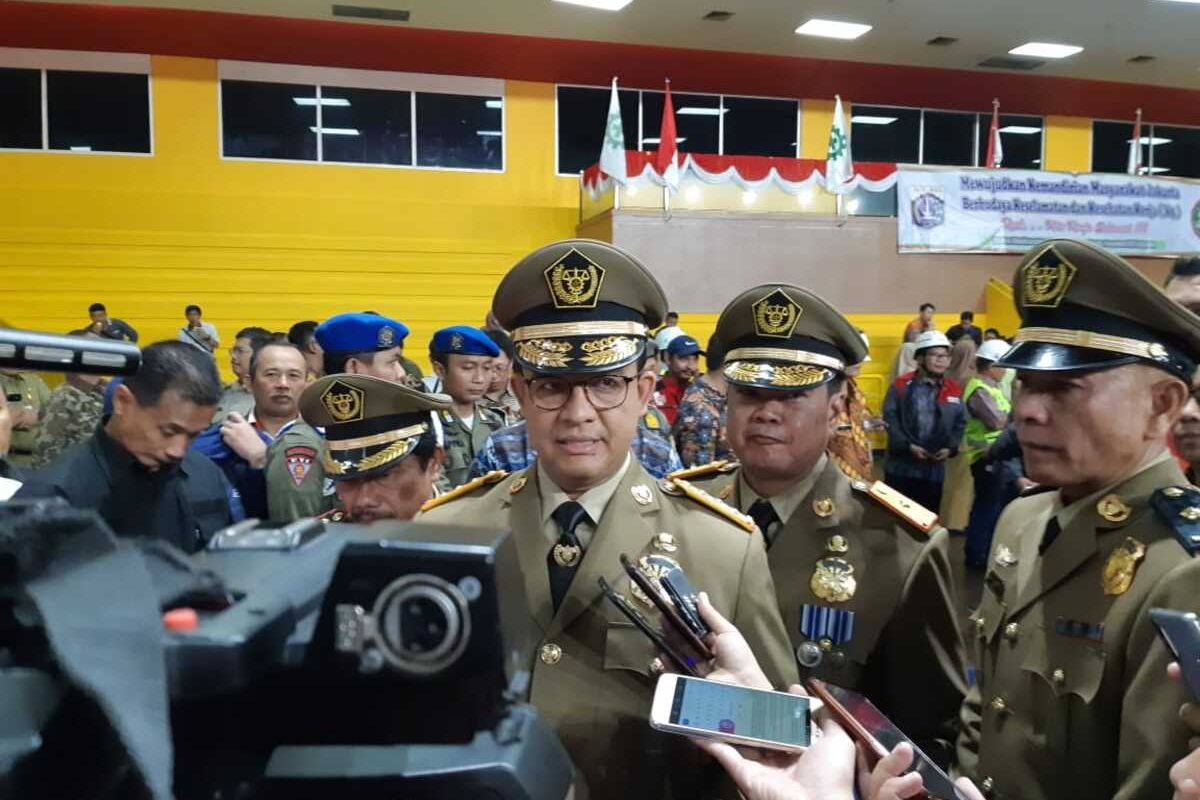 Gubernur DKI Jakarta Anies Baswedan seusai membuka kegiatan bulan keselamatan dan kesehatan kerja (K3) DKI tahun 2020, di GOR Sumantri, Jakarta Selatan, Jumat (17/1/2020)