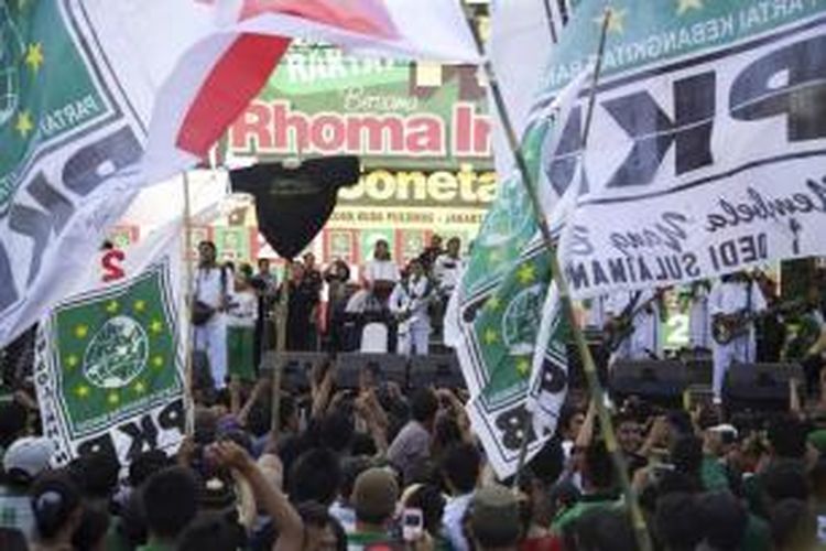Calon presiden dari Partai Kebangkitan Bangsa Rhoma Irama mendedangkan lagu dangdut dalam kampanye terbuka di Lapangan Pulomas, Jakarta Timur, 24 Maret 2014.