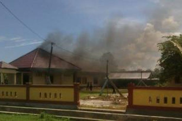 Hingga Jumat (12/12/2014) pagi, kantor Kecamatan Seram Utara di Wahai masih terbakar. Pembakaran dilakukan warga terkait protes pemekaran di wilayah itu.