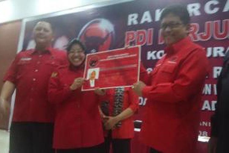 Risma menerima KTA PDI-P dari Sekjen PDI-P, Hasto Kristyanto.