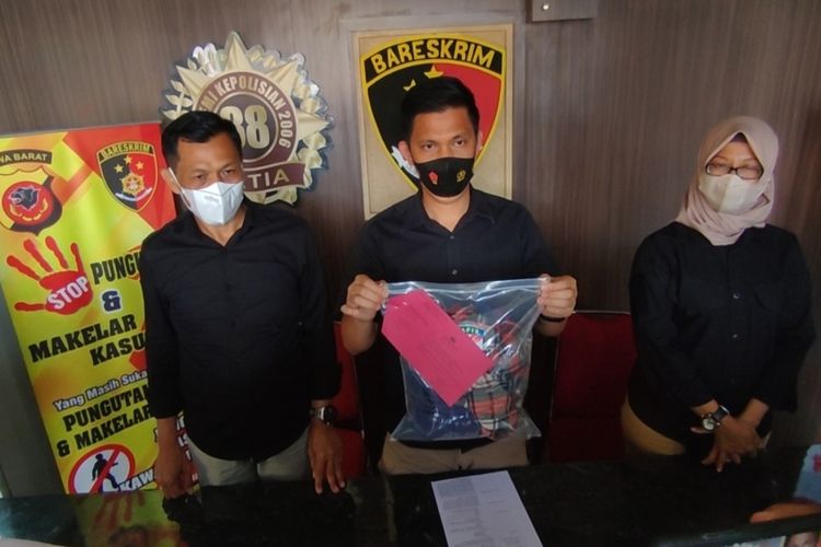 Kasat Reskrim, Kompol Anton bersama Satuan Unit Perlindungan Perempuan dan Anak (PPA) Polresta Cirebon menunjukan sejumlah barang bukti kejadian bawa kabur dan perkosaan di bawah umur, Selasa (2/8/2022).