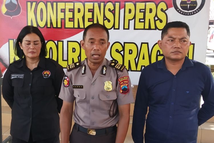 Pjs Kasubbag Humas Polres Sragen, AKP Suharno (tengah) dalam pers rilis kasus dugaan pencurian 79 buku nikah di Mapolres Sragen, Senin (2/12/2019).