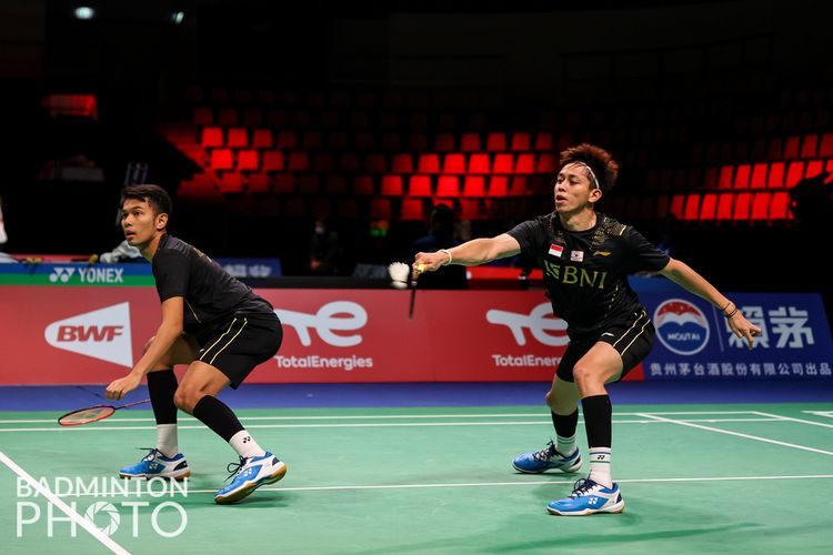 Ganda putra Indonesia Fajar Alfian/Rian Ardianto saat menghadapi pasangan peraih medali emas Olimpiade Tokyo 2020, Lee Yang/Wang Chi-Lin pada laga terakhir Grup A Piala Thomas 2020 di Ceres Arena, Aarhur, Denmark, Rabu (13/10/2021) sore WIB.