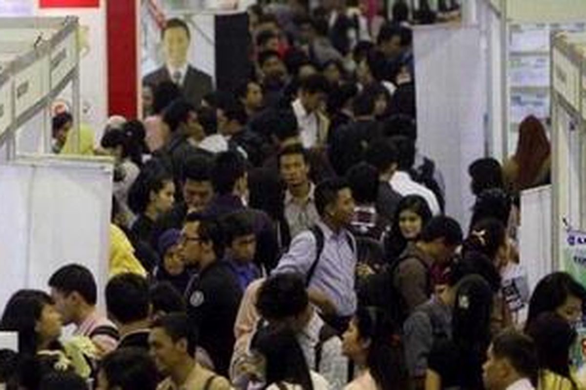 Pencari kerja memadati acara Kompas Karier Fair di Balai Kartini Jakarta Selatan, Jumat (2/11/2012). Jumlah angkatan kerja di Indonesia pada tahun 2012 sebanyak 119,39 juta orang, bertambah 2,02 juta orang dari tahun sebelumnya. TRIBUNNEWS/HERUDIN