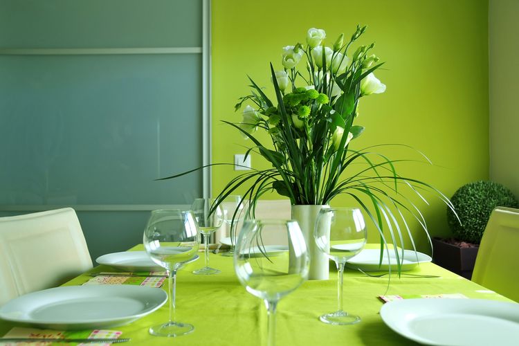 Ilustrasi ruang makan hijau.