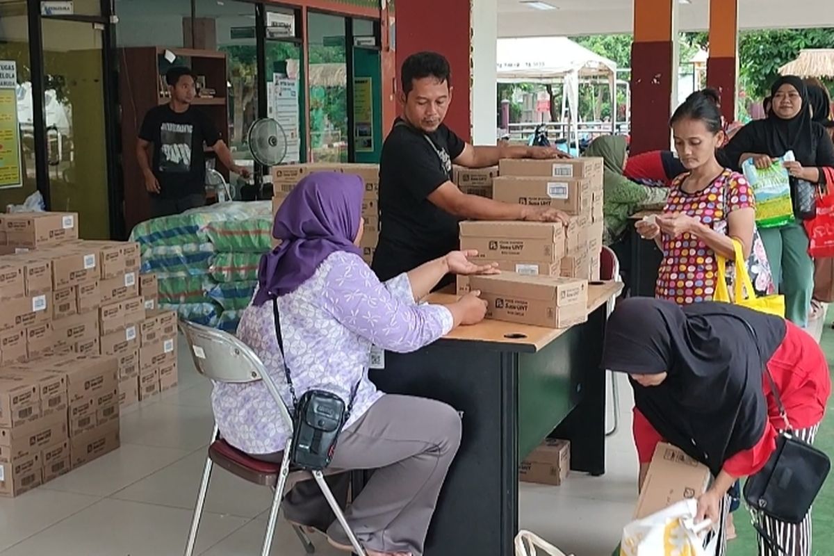 Proses pembagian bantuan sembako bersubsidi di RPTRA Garuda, Cilangkap, Kamis (19/6/2025).